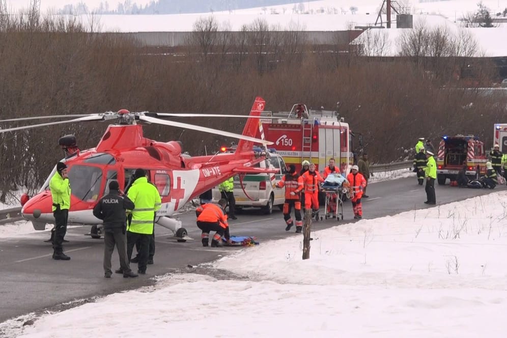 Rettungskräfte am Unfallort: Zwölf Kinder sind in der Slowakei bei einem Autounfall verletzt worden.