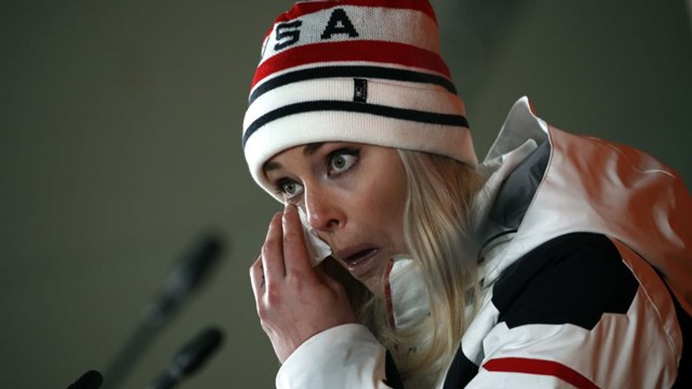 Skistar Lindsey Vonn kann, angesprochenen auf ihren verstorbenen Großvater, bei einer Pressekonferez ihre Tränen nicht zurückhalten.