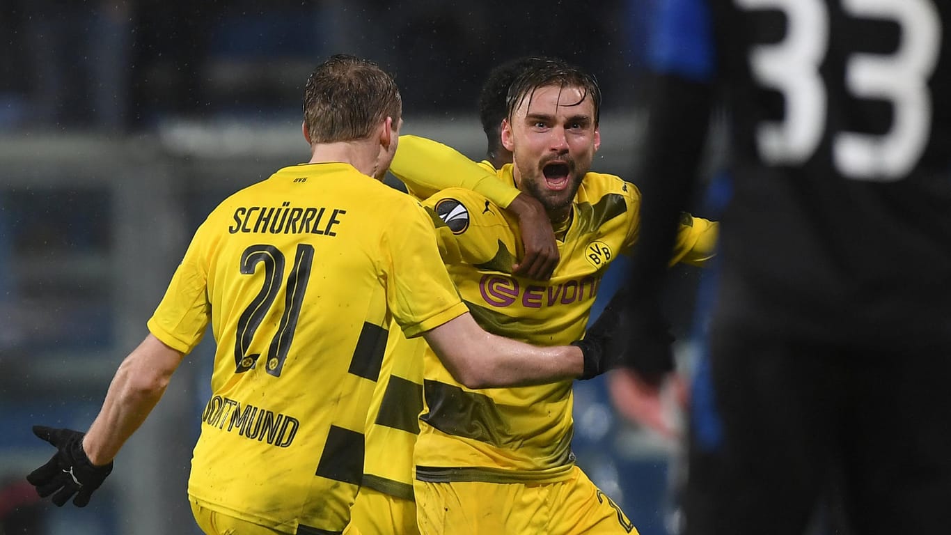 Wichtiges Tor für Dortmund: Die BVB-Profis feiern den Ausgleichstreffer von Marcel Schmelzer.
