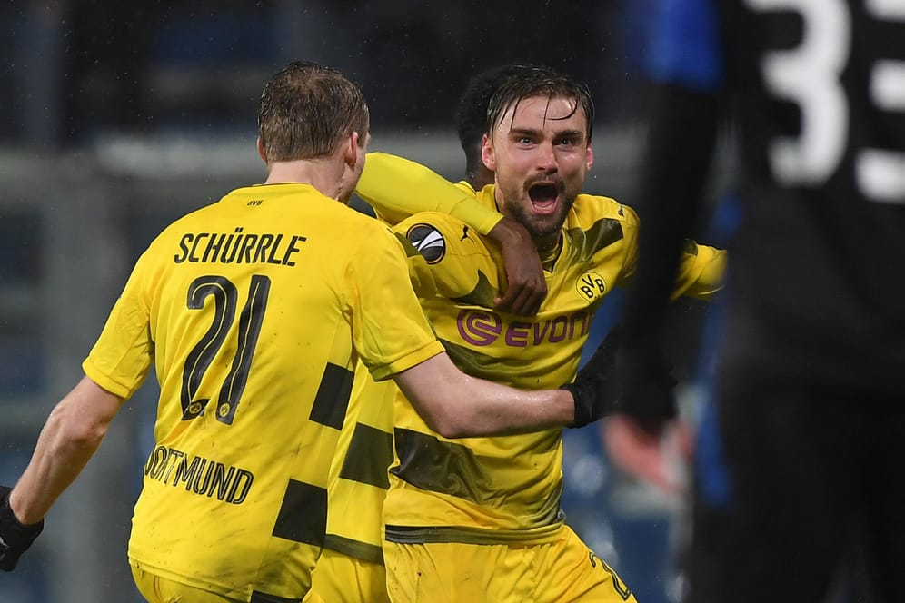Wichtiges Tor für Dortmund: Die BVB-Profis feiern den Ausgleichstreffer von Marcel Schmelzer.