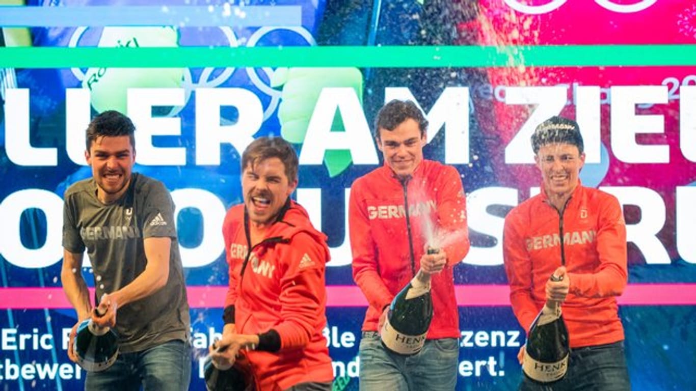Johannes Rydzek, Fabian Rießle, Vinzenz Geiger und Eric Frenzel (l-r) feierten ihren Olympiasieg im Deutschen Haus.