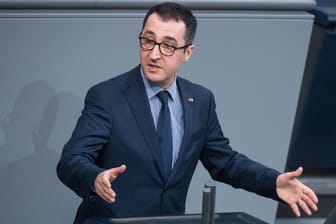 Cem Özdemir im Bundestag: Der ehemalige Grünen-Chef geißelt die AfD und ihre Politik in einer emotionalen Rede.