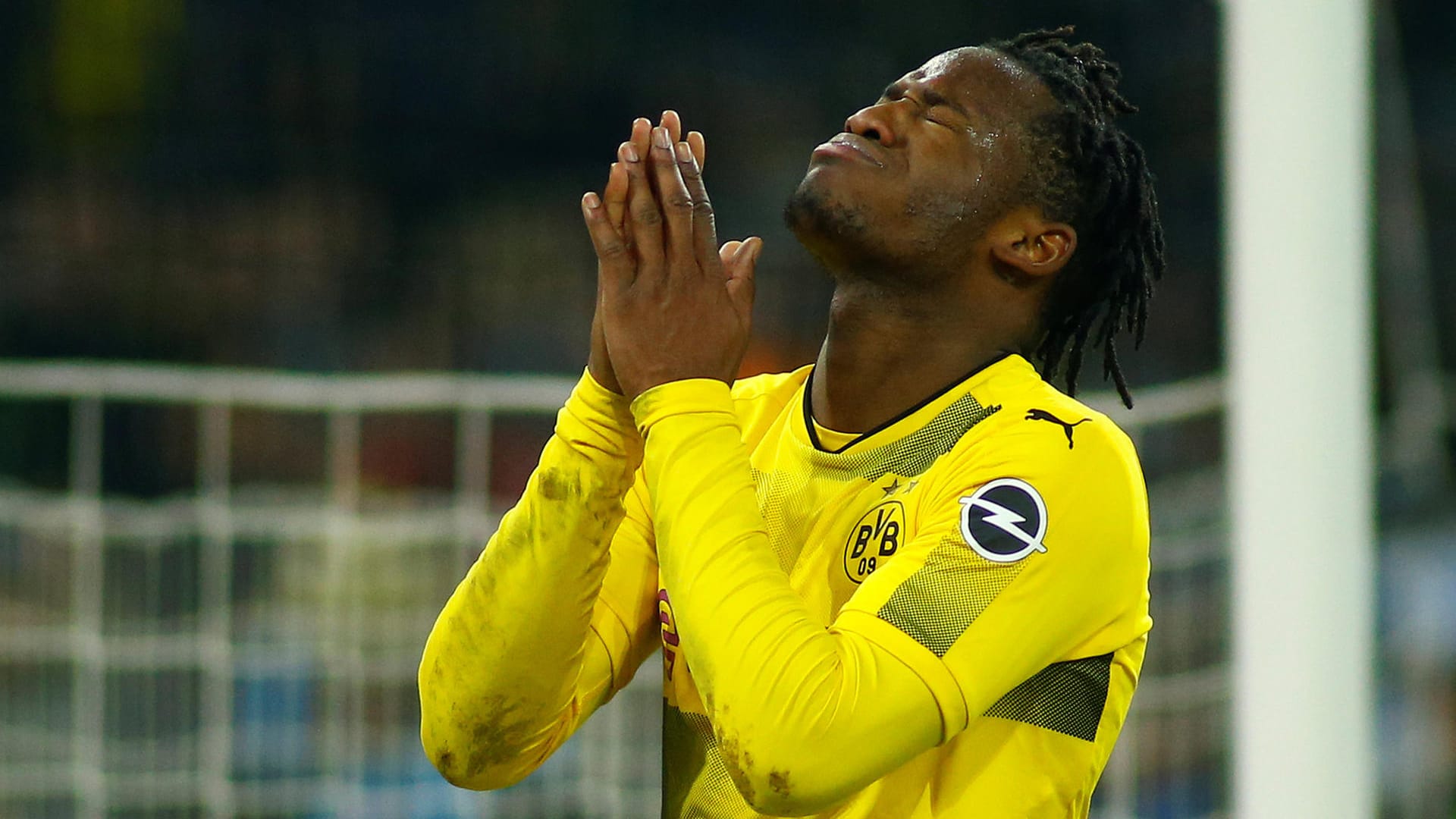 Michy Batshuayi: Der BVB-Stürmer ärgerte sich nach dem Spiel bei Twitter über die rassistischen Rufe.