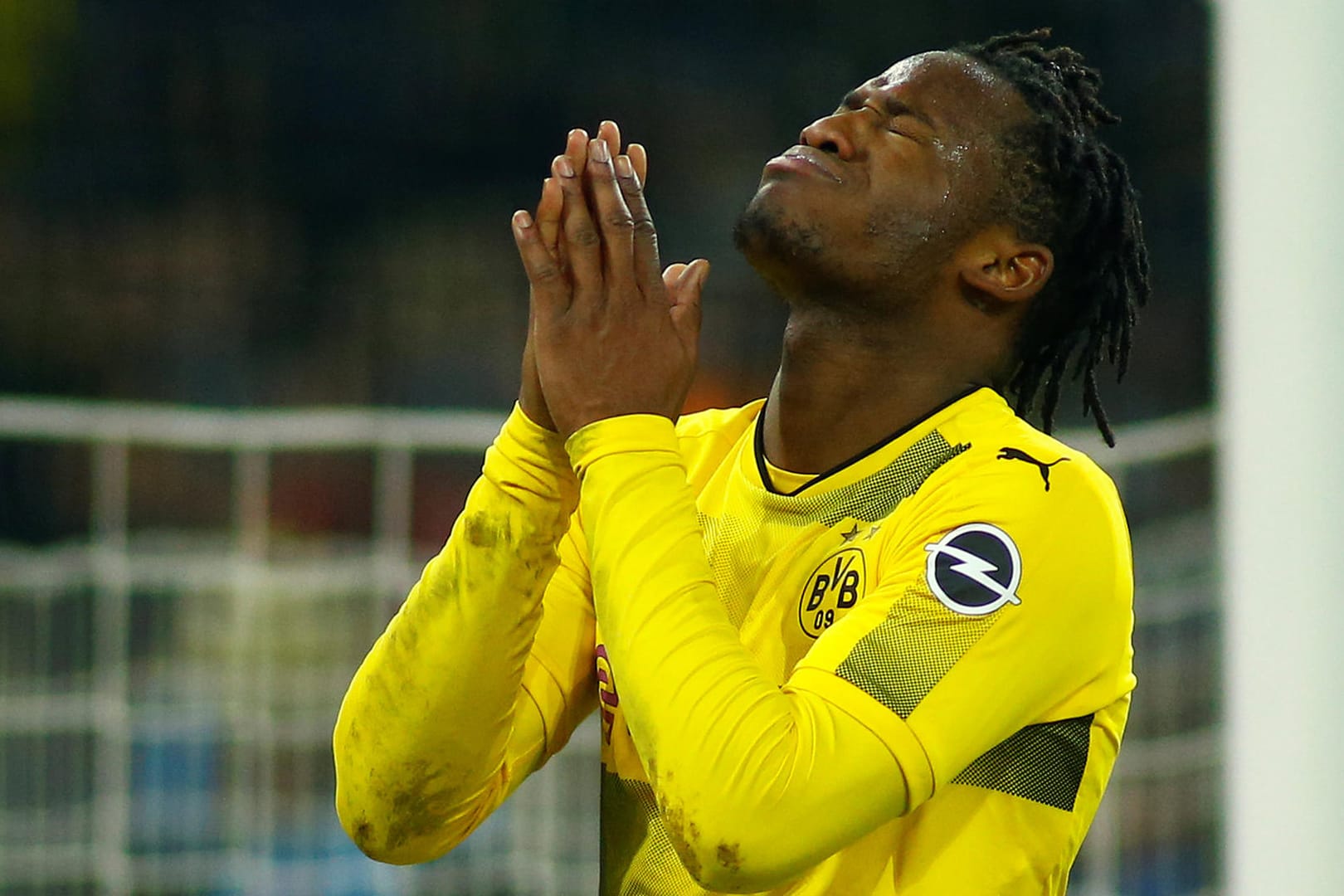 Michy Batshuayi: Der BVB-Stürmer ärgerte sich nach dem Spiel bei Twitter über die rassistischen Rufe.