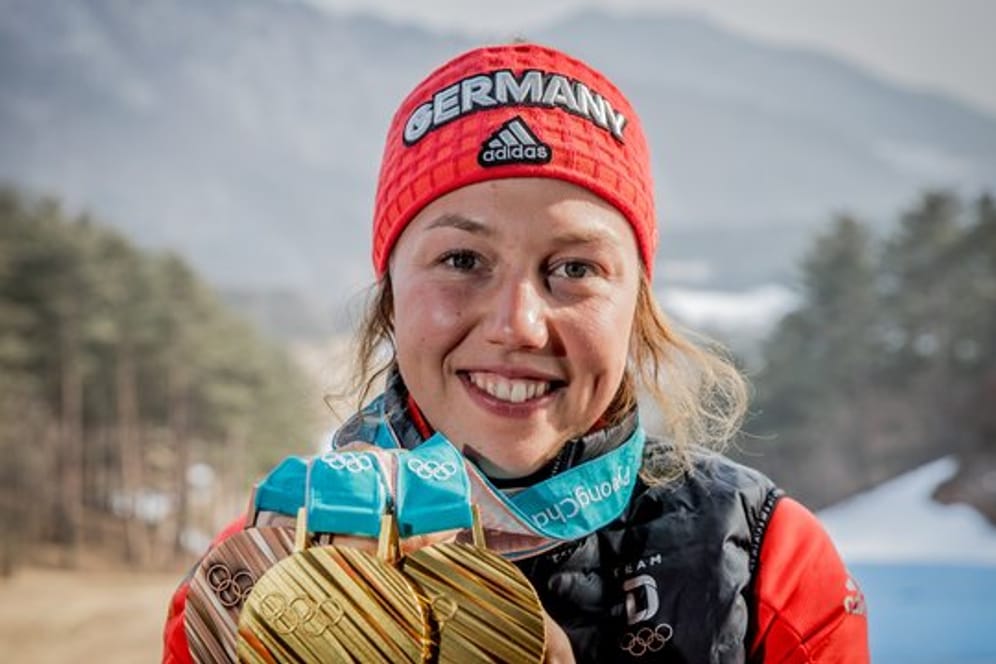 Laura Dahlmeier präsentiert ihrer Olympia-Medaillen.