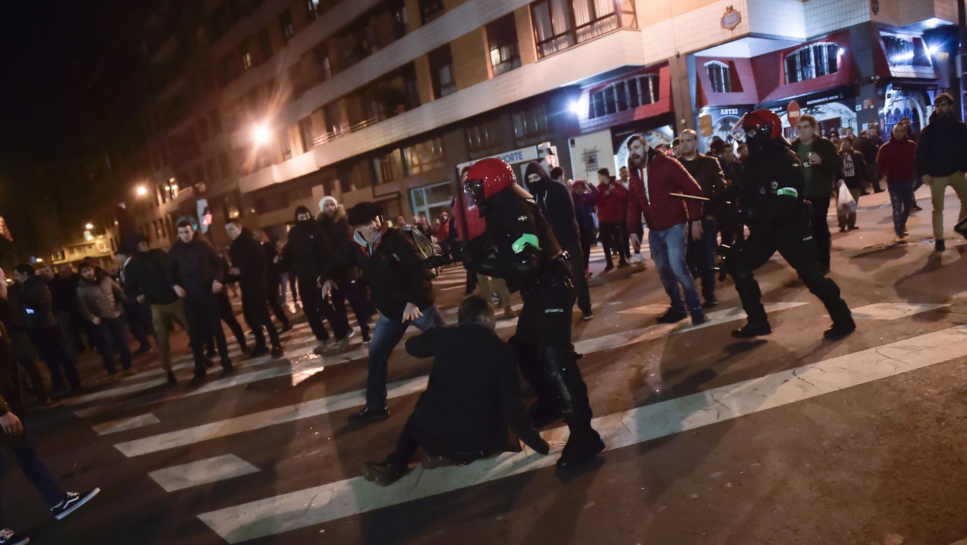 Krawalle vor Europapokalspiel in Bilbao: Nach Ausschreitungen von Fans starb ein Polizist Berichten zufolge an einem Herzstillstand.