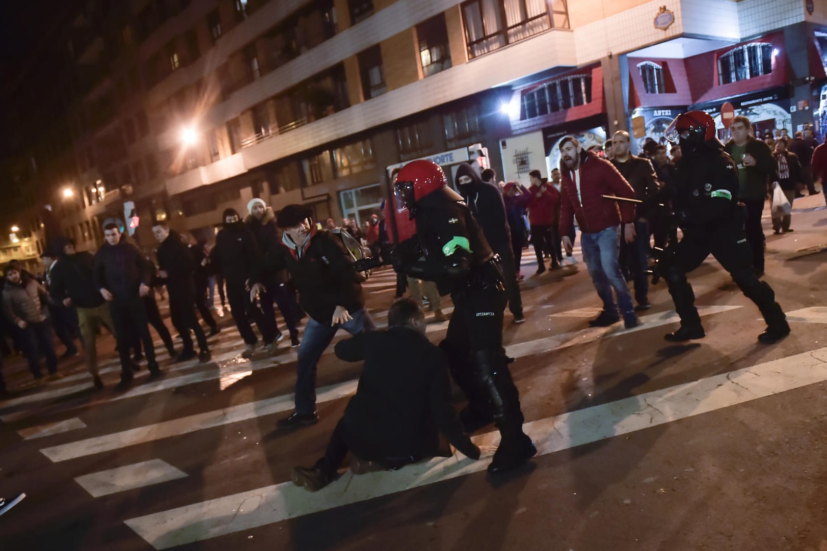 Krawalle vor Europapokalspiel in Bilbao: Nach Ausschreitungen von Fans starb ein Polizist Berichten zufolge an einem Herzstillstand.