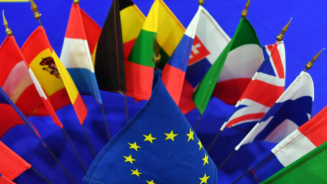 Flaggen der EU: In Brüssel ringen die Staats- und Regierungschefs unter anderem über die Finanzen der Union nach dem Brexit 2019.