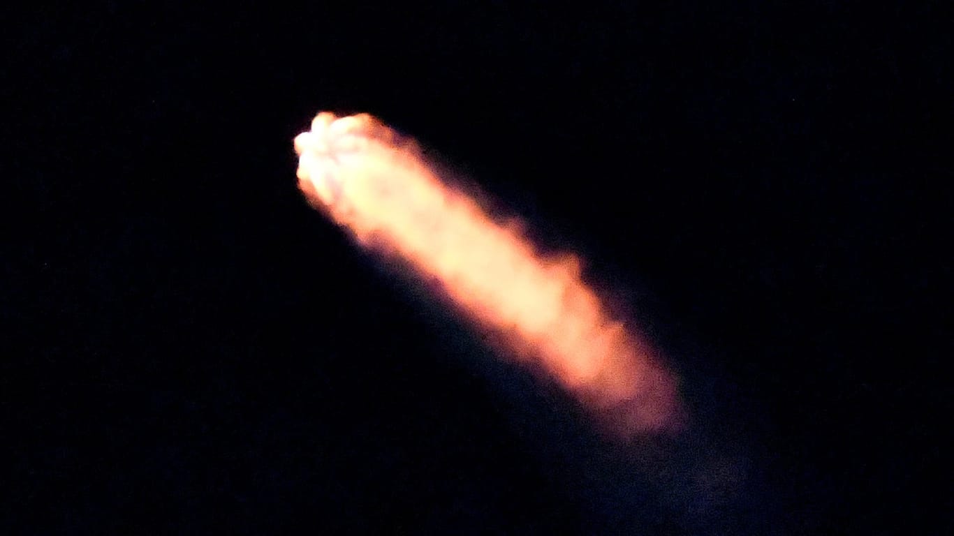 Eine Falcon 9 Rakete auf dem Weg ins All