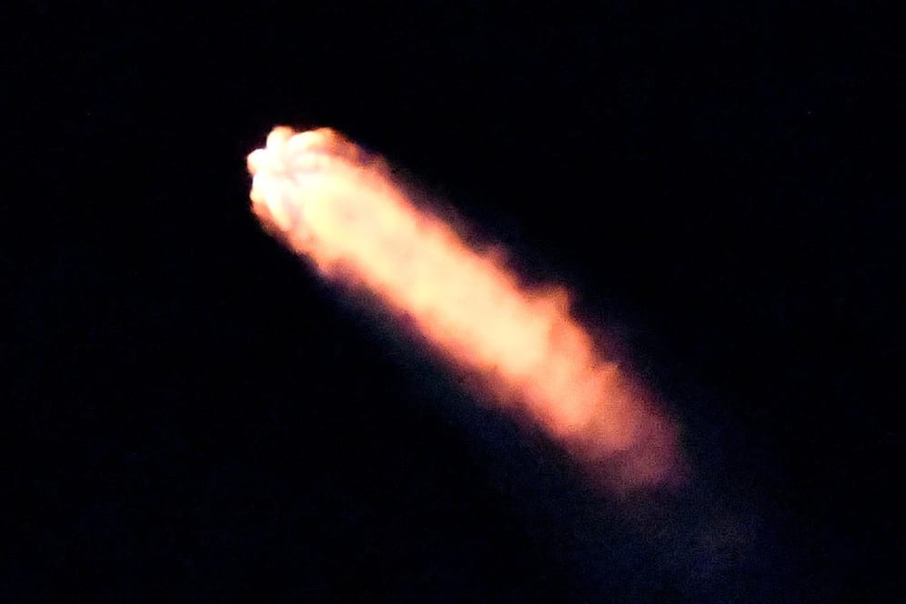 Eine Falcon 9 Rakete auf dem Weg ins All