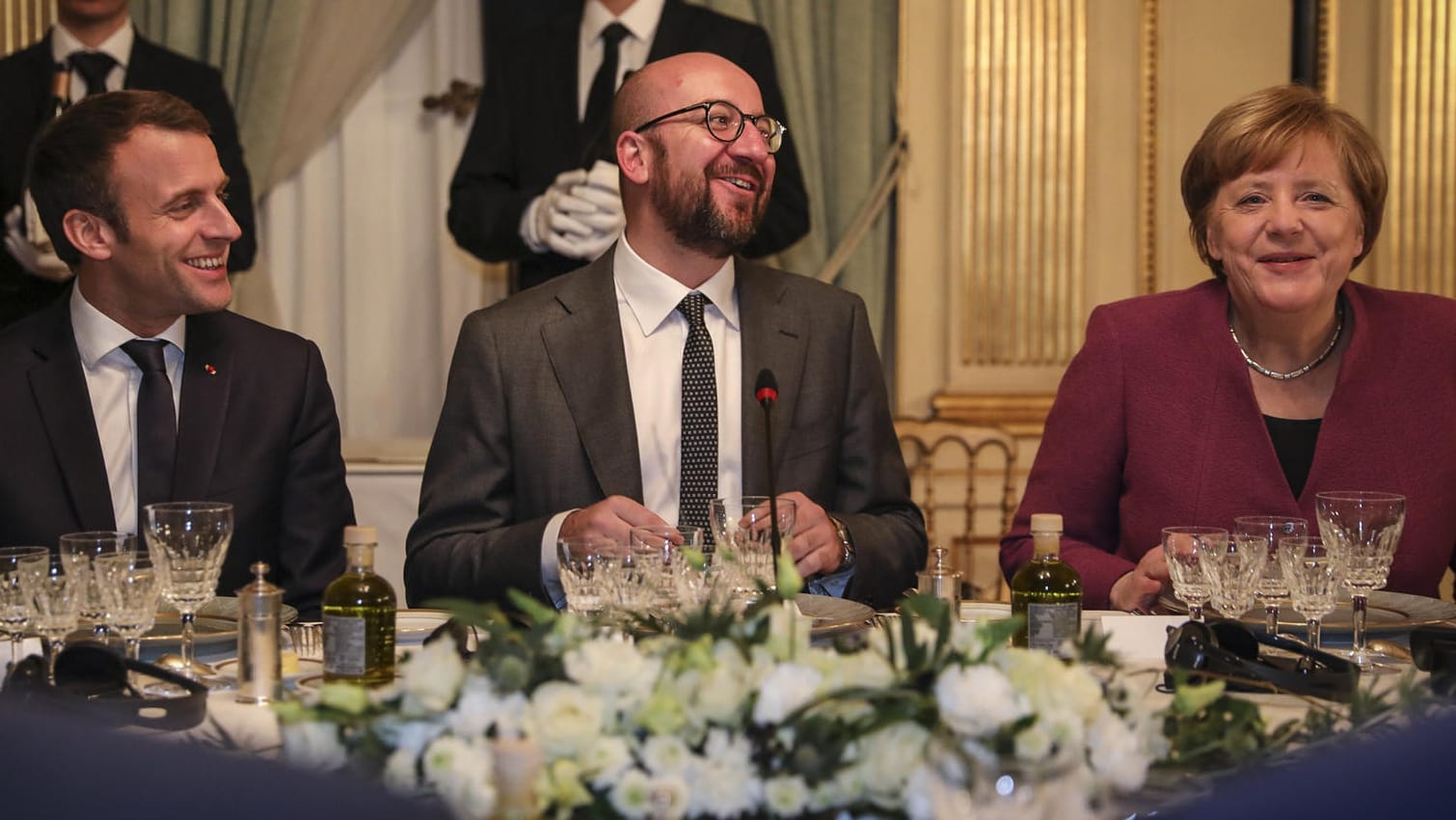 Auftakt des EU-Gipfels: Belgiens Premier Charles Michel (Mitte) mit Kanzlerin Angela Merkel und Frankreichs Präsident Emmanuel Macron.