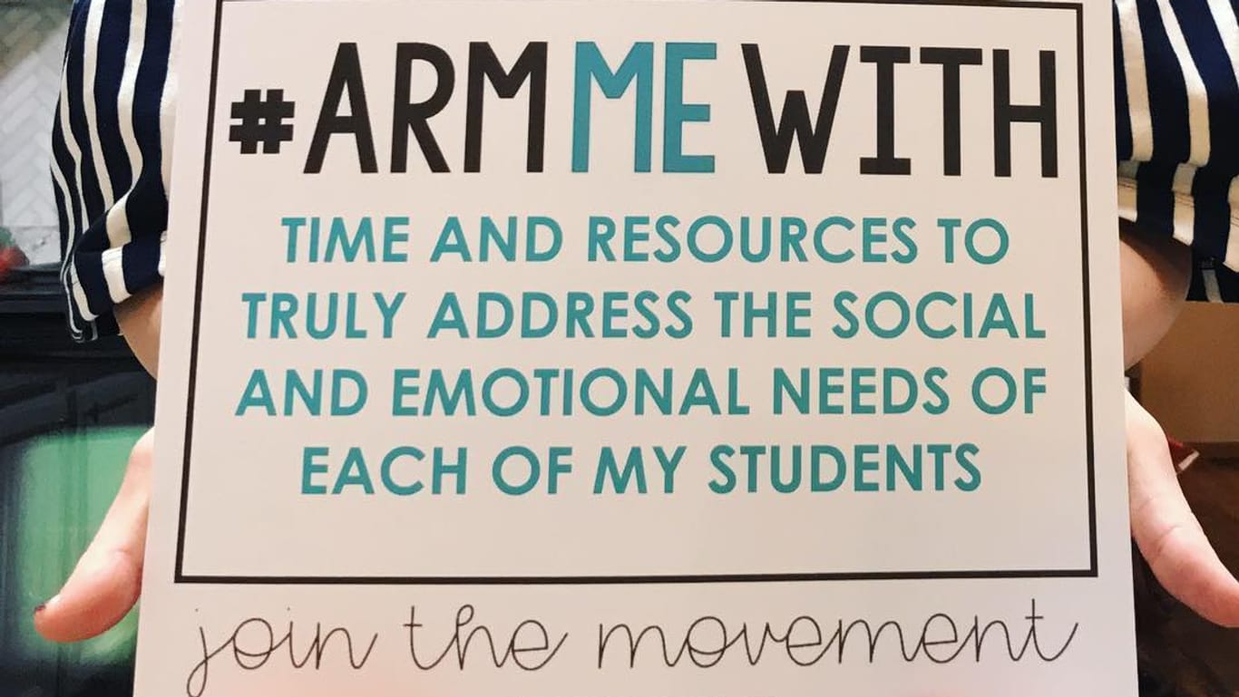 Eine Lehrerin zeigt ein Schild mit dem Hashtag #ArmMeWith. Inzwischen protestieren unter dem Hashtag Tausende Lehrerinnen und Lehrer gegen Bewaffnung.