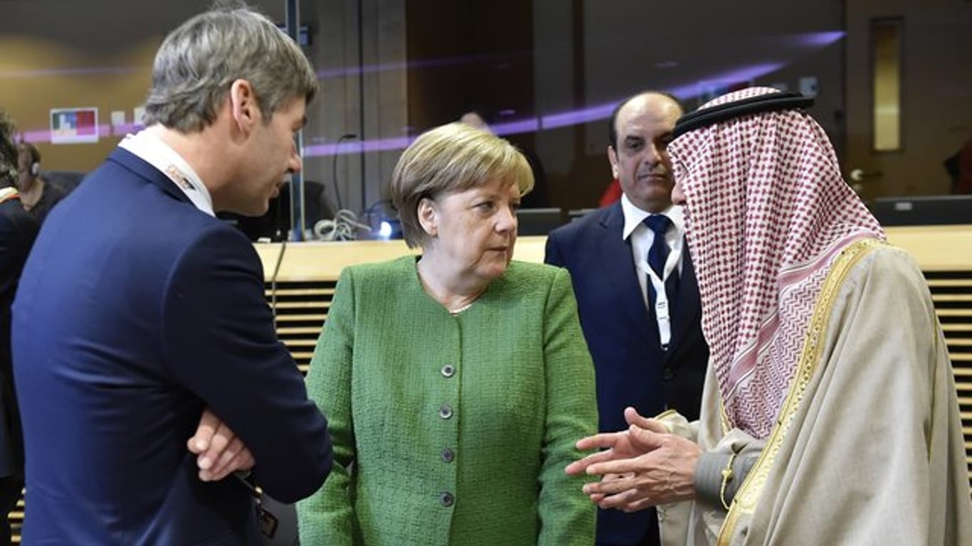 Bundeskanzlerin Angela Merkel (M) spricht mit Adel al-Jubeir (r), Außenminister von Saudi-Arabien, bei einem Runden Tisch des EU-Sahel-Treffens.