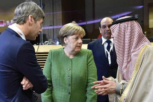 Bundeskanzlerin Angela Merkel (M) spricht mit Adel al-Jubeir (r), Außenminister von Saudi-Arabien, bei einem Runden Tisch des EU-Sahel-Treffens.