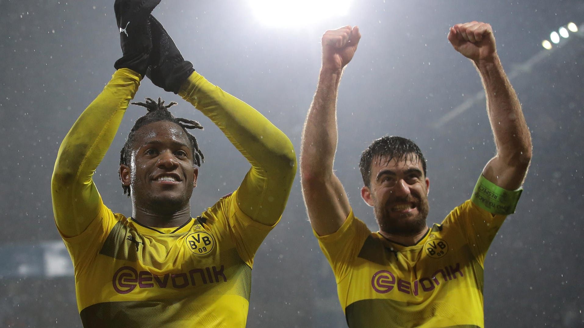 Michy Batshuayi und Sokratis feiern: Der BVB steht im Achtelfinale der Europa League.