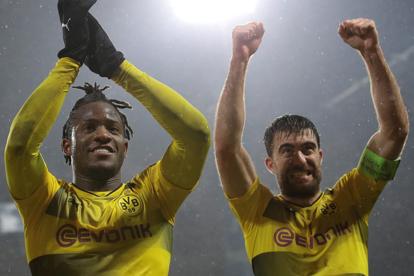 Michy Batshuayi und Sokratis feiern: Der BVB steht im Achtelfinale der Europa League.