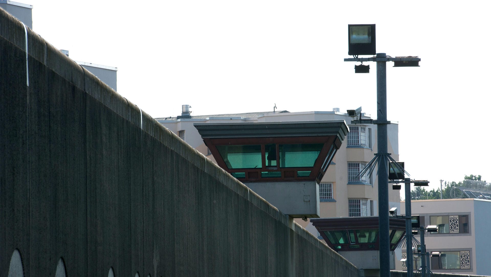 Überwachungsanlagen an der JVA Tegel. Den regen Handel mit Drogen und Handys konnten die Kameras nicht verhindern. Überwachungsanlagen an der JVA Tegel. Den regen Handel mit Drogen und Handys konnten die Kameras nicht verhindern.