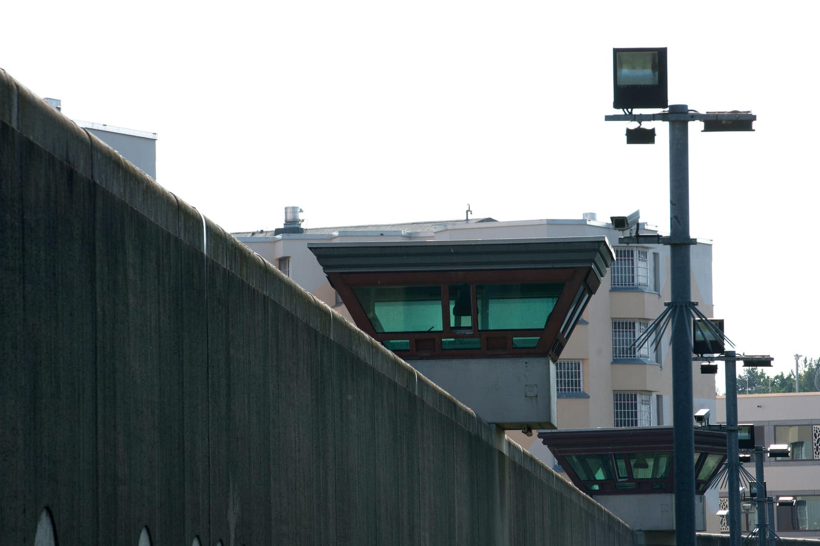 Überwachungsanlagen an der JVA Tegel. Den regen Handel mit Drogen und Handys konnten die Kameras nicht verhindern.
