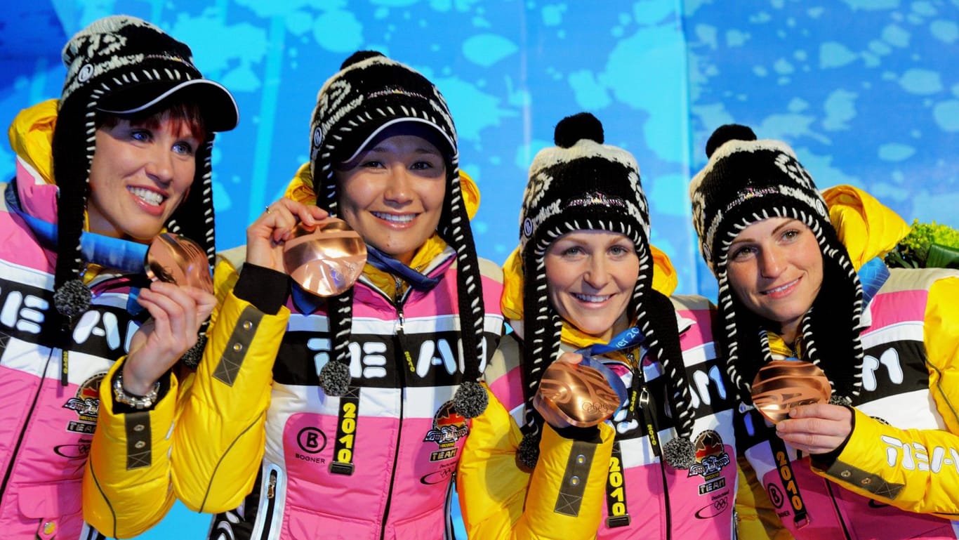 Medaillenpräsentation: Gemeinsam mit Kati Wilhelm (l.), Martina Beck (2. v. r.) und Andrea Henkel (r.) gewann Simone Hauswald 2010 Olympia-Bronze in der Staffel. In Vancouver holte sie zudem Bronze im Massenstart.