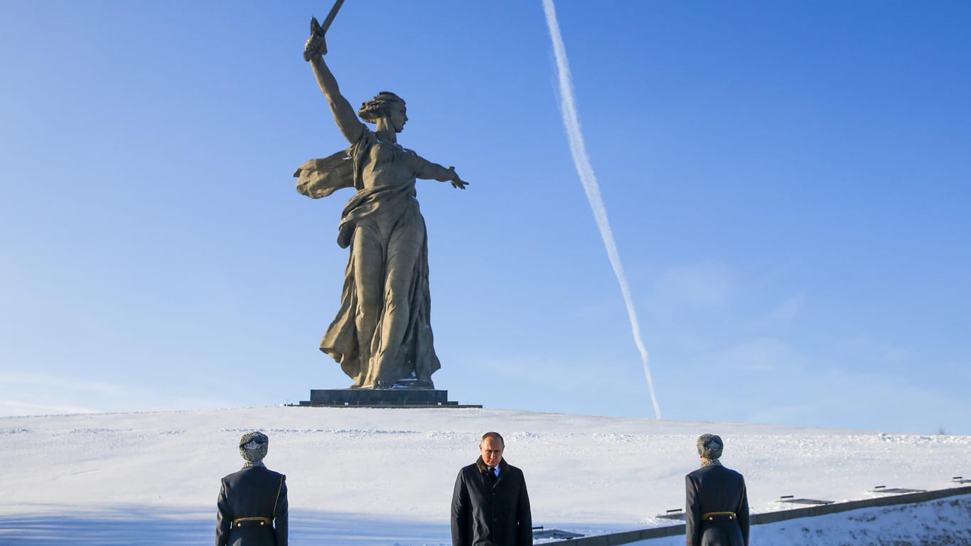 Wladimir Putin: Anlässlich des 75. Jahrestags der Kapitualtion der deutschen 6. Armee in Stalingrad nahm der russische Präsident vor der Siegesstatue "Mutter Heimat ruft" an den Feierlichkeiten in Wolgograd teil.