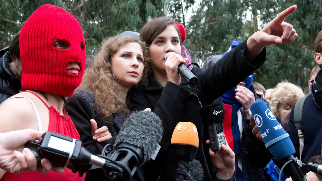 Protest in Russland: Maria Alyochina und Nadeschda Tolokonnikova (2. und 3. von links) von der feministischen Punk-Gruppe Pussy Riot fordern die Behörden immer wieder heraus.