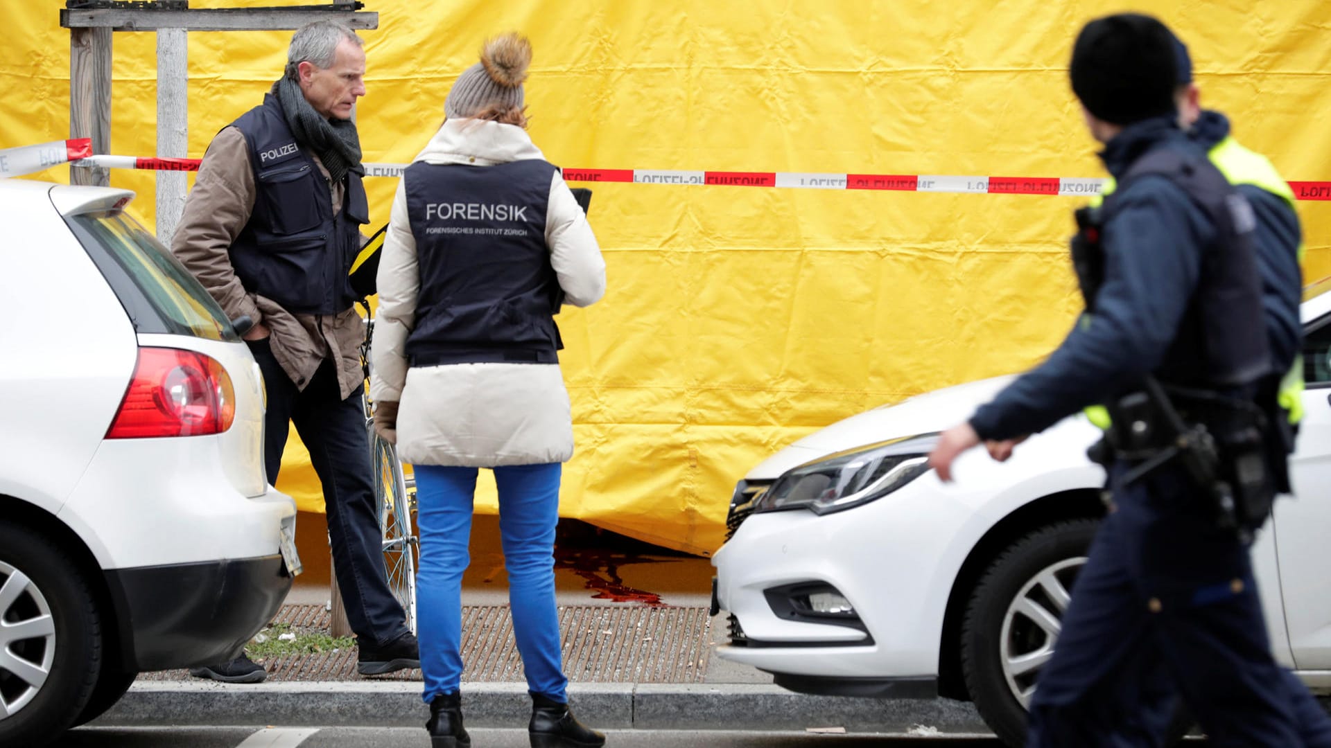 Der Tatort der Bluttat: Zwei Menschen sind bei einer Schießerei in Zürich ums Leben gekommen. Bei einem der Toten soll es sich um den Angreifer handeln. Der Tatort der Bluttat: Zwei Menschen sind bei einer Schießerei in Zürich ums Leben gekommen. Bei einem der Toten soll es sich um den Angreifer handeln.