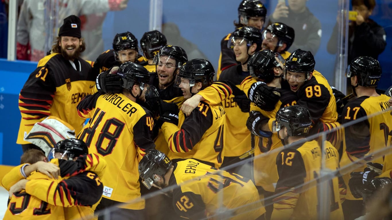 Die deutsche Eishockey-Nationalmannschaft feiert den Halbfinalsieg gegen Kanada: Das DEB-Team hat mit dem Finaleinzug für DIE Olympia-Sensation gesorgt.