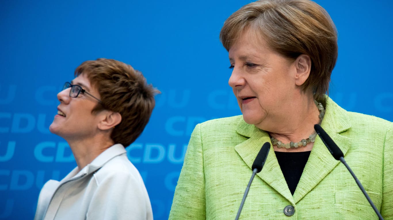 Kramp-Karrenbauer und Merkel: Wird die neue Generalsekretärin Merkel die Stirn bieten?
