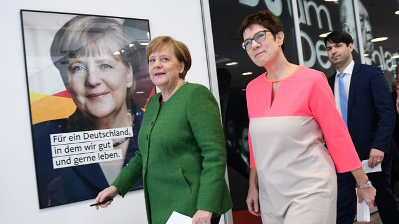 Angela Merkel (l) hatte Annegret Kramp-Karrenbauer am Montag in Berlin als Nachfolgerin von Peter Tauber vorgestellt.