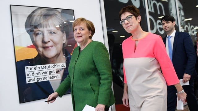 Angela Merkel (l) hatte Annegret Kramp-Karrenbauer am Montag in Berlin als Nachfolgerin von Peter Tauber vorgestellt. Angela Merkel (l) hatte Annegret Kramp-Karrenbauer am Montag in Berlin als Nachfolgerin von Peter Tauber vorgestellt.