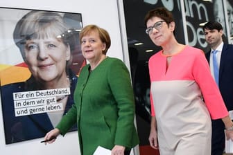 Angela Merkel (l) hatte Annegret Kramp-Karrenbauer am Montag in Berlin als Nachfolgerin von Peter Tauber vorgestellt.