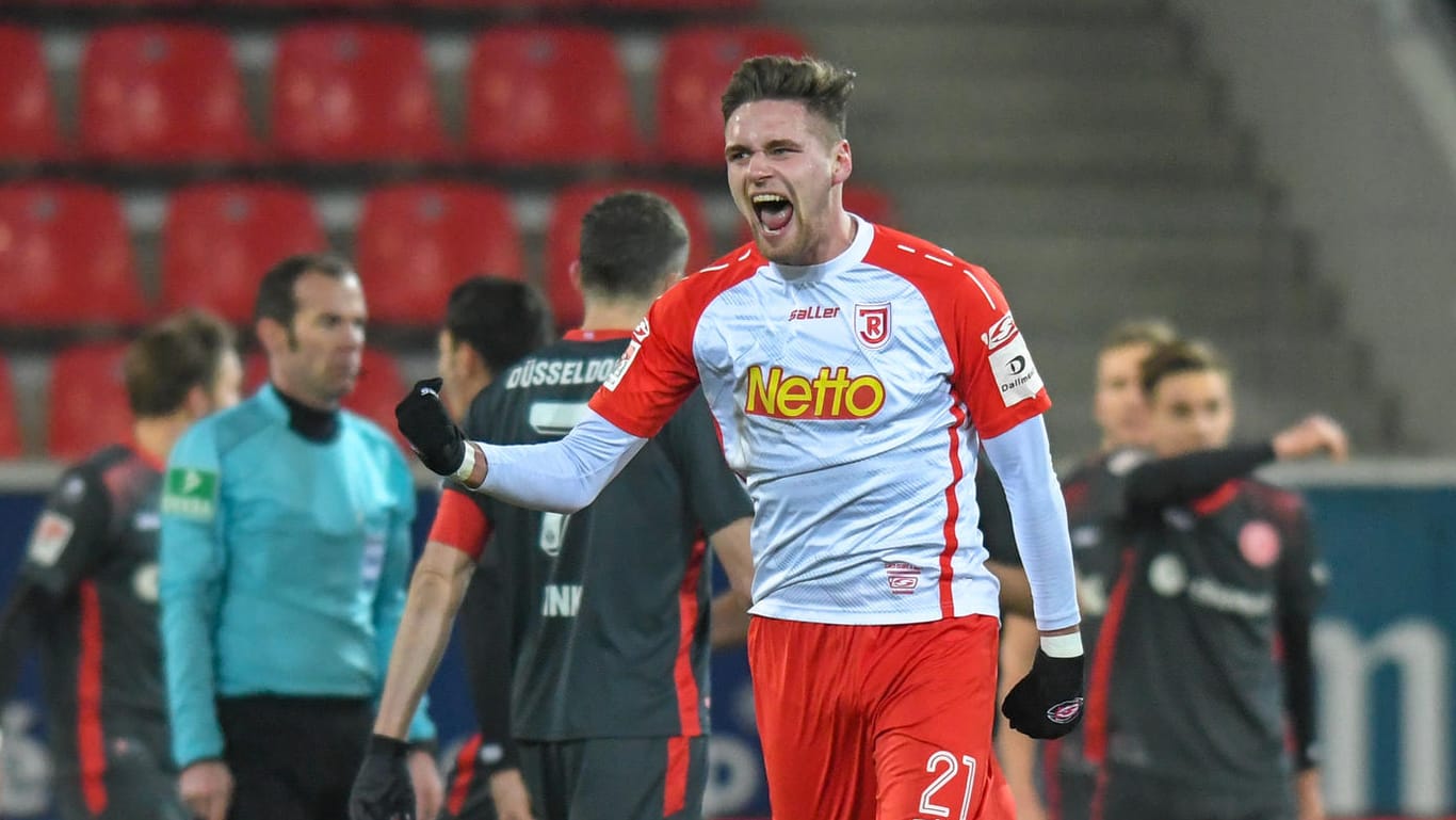 Jahns Aufholjagd: Regensburgs Jonas Nietfeld jubelt nach seinem Treffer zum zwischenzeitlichen 2:3 gegen Düsseldorf.