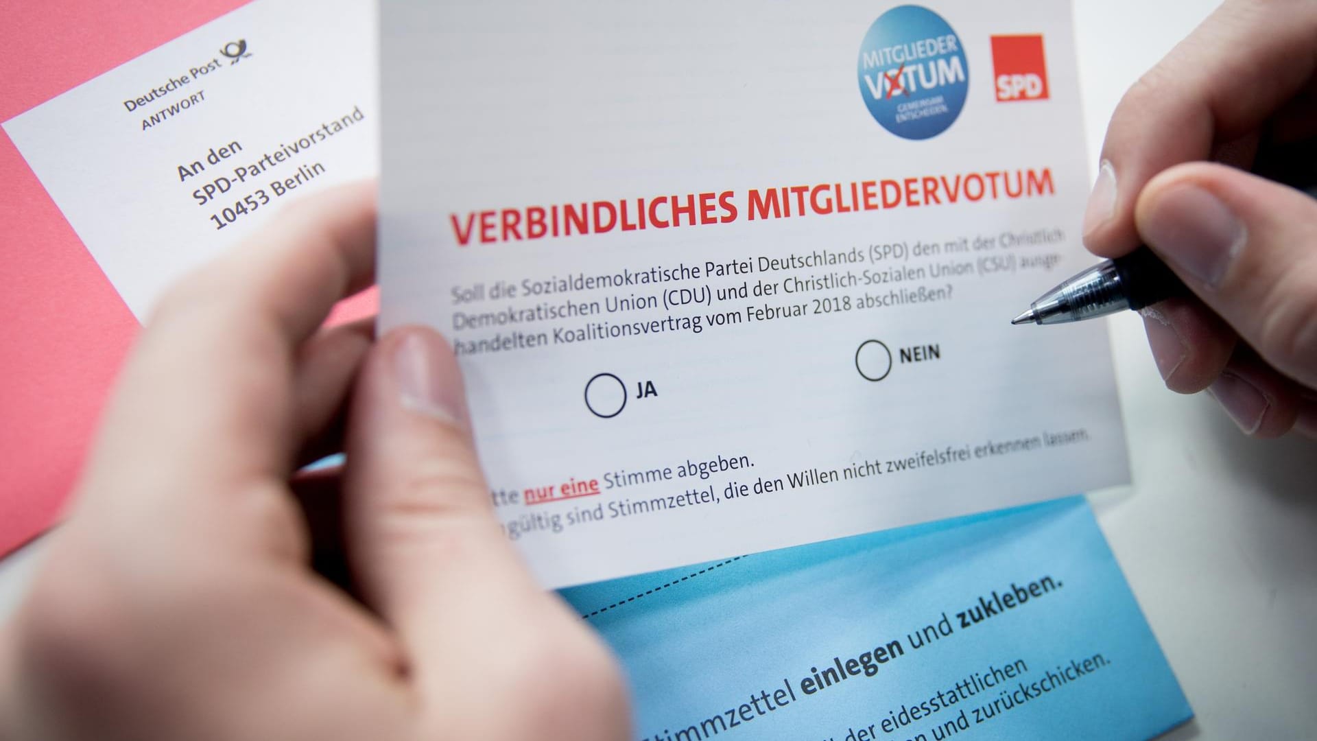 20 Prozent der SPD-Mitglieder haben bereits beim Groko-Entscheid mitgemacht. Damit ist das Ergebnis des Votings für die Parteispitze verbindlich. 20 Prozent der SPD-Mitglieder haben bereits beim Groko-Entscheid mitgemacht. Damit ist das Ergebnis des Votings für die Parteispitze verbindlich.