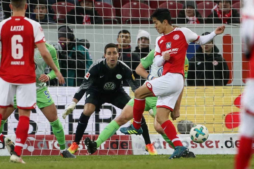 Der Mainzer Yoshinori Muto (rechts) trifft gegen Wolfsburgs Torwart Koen Casteels zum 1:1.