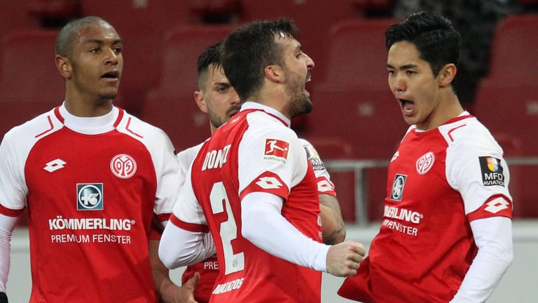 Mainz feiert Joker Yoshinori Muto: Der Japaner (r.) erzielte drei Minuten nach seiner Einwechselung den Ausgleich.