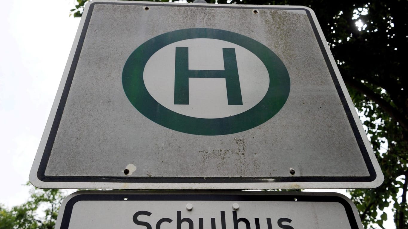 Als zwei Mädchen (11) in Bayern aus dem Schulbus stiegen, geschah das Unglück. Sie wurden von einem Auto überfahren. Sie starben im Krankenhaus