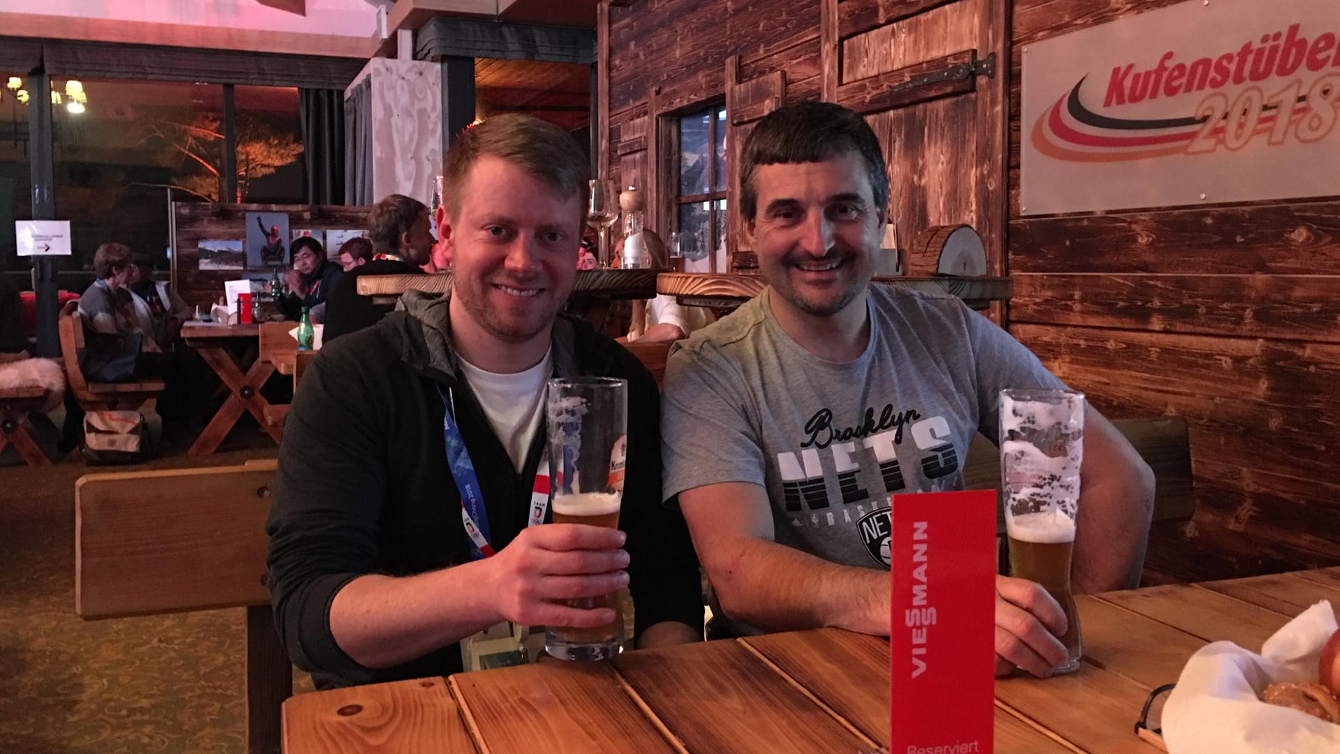 Im Kufenstüberl von Pyeongchang: Georg Hackl (rechts) und t-online.de-Reporter Tobias Ruf.