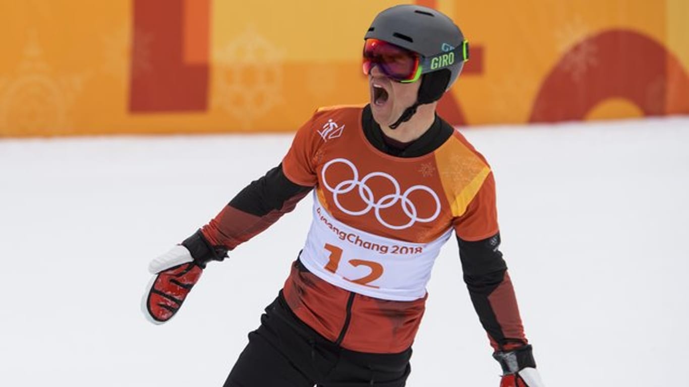 Snowboarder Nevin Galmarini jubelt über Gold im Parallel-Riesenslalom.