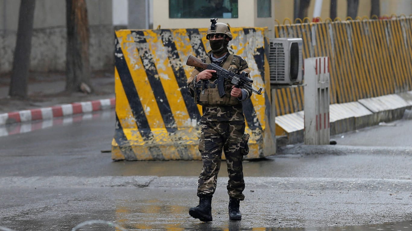 Eine afghanische Sicherheitskraft bewacht einen Checkpoint in der Nähe des Anschlagortes in Kabul: Bei vier Anschlägen auf Sicherheitskräfte sind in Afghanistan gestern mindestens 29 Menschen gestorben.