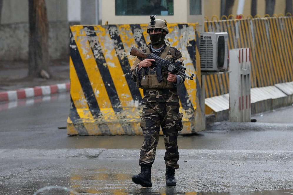 Eine afghanische Sicherheitskraft bewacht einen Checkpoint in der Nähe des Anschlagortes in Kabul: Bei vier Anschlägen auf Sicherheitskräfte sind in Afghanistan gestern mindestens 29 Menschen gestorben.