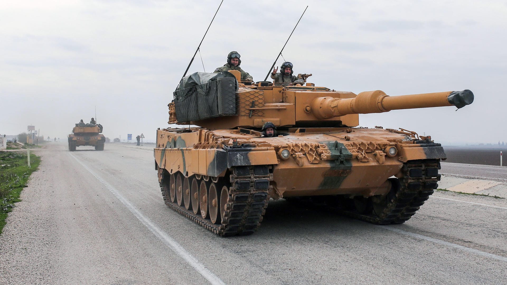 Um den Jahreswechsel 2017/2018 genehmigte die Bundesregierung viele Rüstungsexporte in die Türkei: Aufnahme eines türkischen Panzers vom Typ Leopard 2A4 nahe der syrischen Grenze.