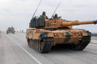 Um den Jahreswechsel 2017/2018 genehmigte die Bundesregierung viele Rüstungsexporte in die Türkei: Aufnahme eines türkischen Panzers vom Typ Leopard 2A4 nahe der syrischen Grenze.