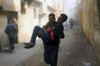 In Syrien haben Regierungskräfte die schweren Angriffe auf das belagerte Gebiet Ost-Ghuta fortgesetzt.