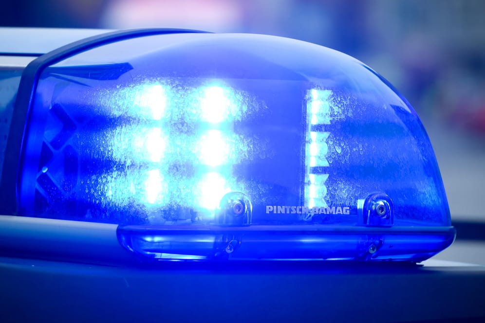 Ein Blaulicht auf dem Dach eines Autos: Mit leuchtendem Blaulicht ist ein betrunkener Fahrer durch Mönchengladbach gerast. (Symbolbild)