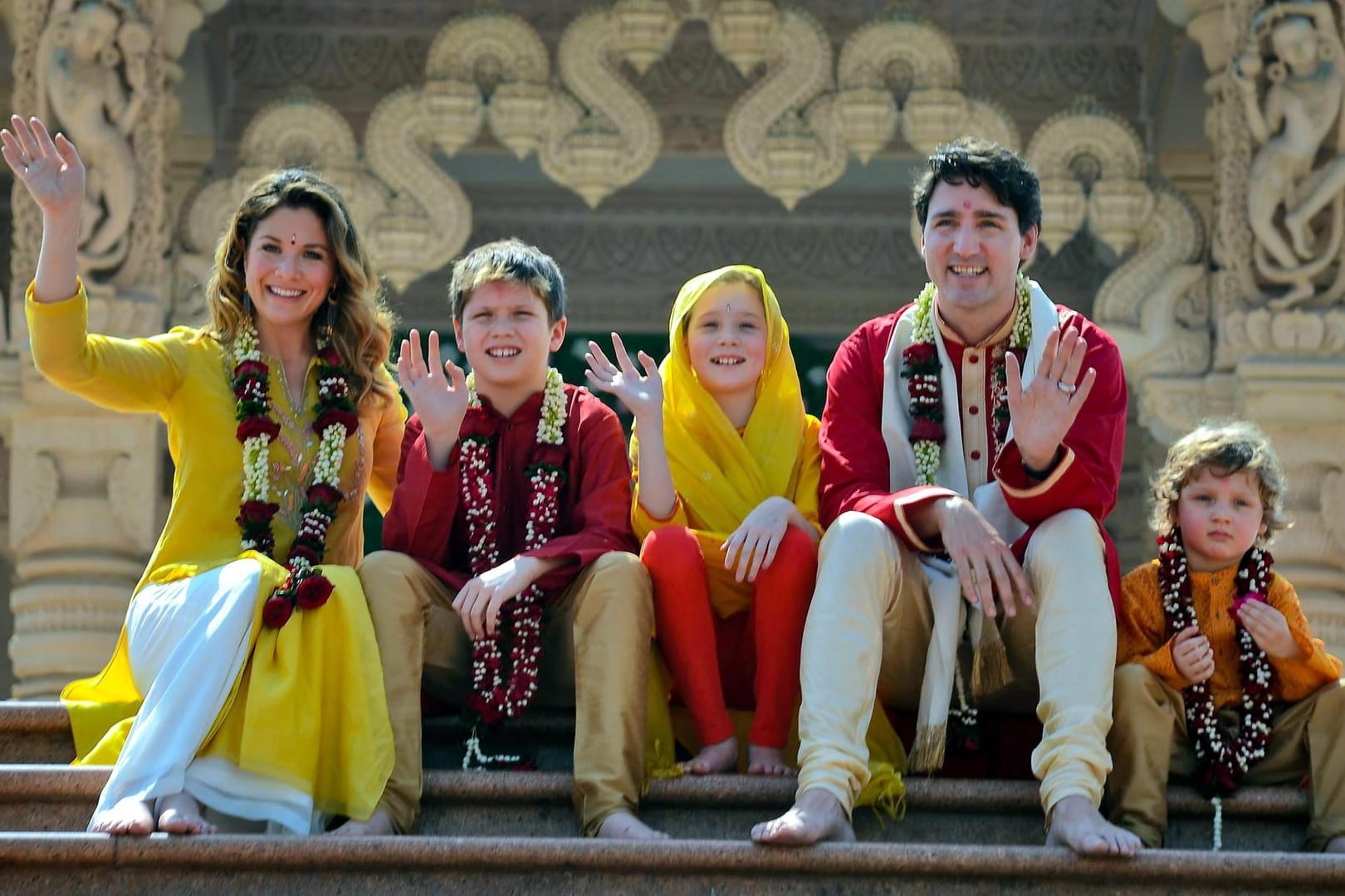Justin Trudeau (2.v.r), Premierminister von Kanada, mit seiner Frau Sophie Gregoire Trudeau (l) und seinen Kindern Hadrien (r), Xavier (2.v.l) und Ella-Grace (M) besuchen den Akshardham-Tempel: Dass die Familie jeden Tag farbenfrohe landestypische Outfits trug und mehr Touristen-Attraktionen als Staatspflichten wahrnahm, sorgt im Internet für Spott.