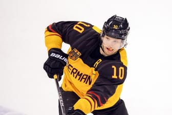 Eishockey-Nationalspieler Christian Ehrhoff (l) trägt bei der Abschlussfeier in Pyeongchang die deutsche Fahne.