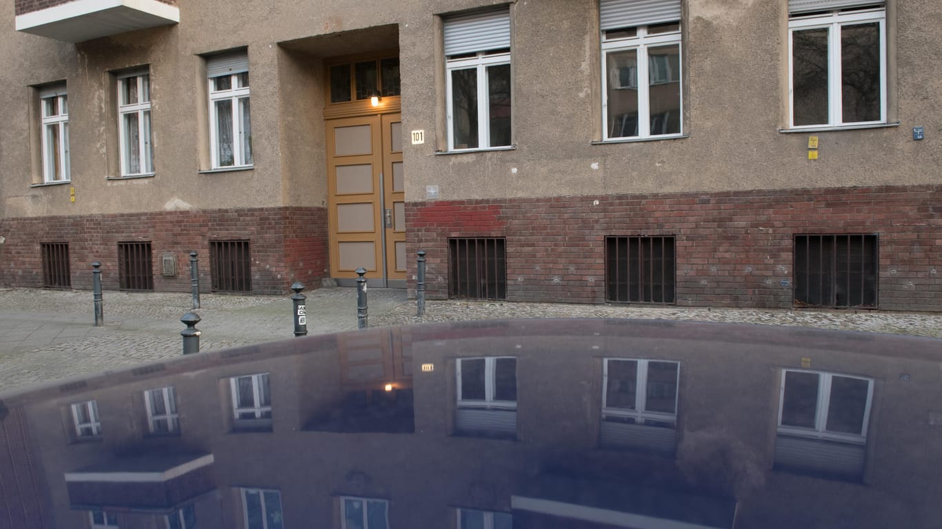 Die Schillerstraße 101 in Berlin-Charlottenburg: In den Büros im Gebäude fand die Polizei die Leiche des Pfarrers der Gemeinde.