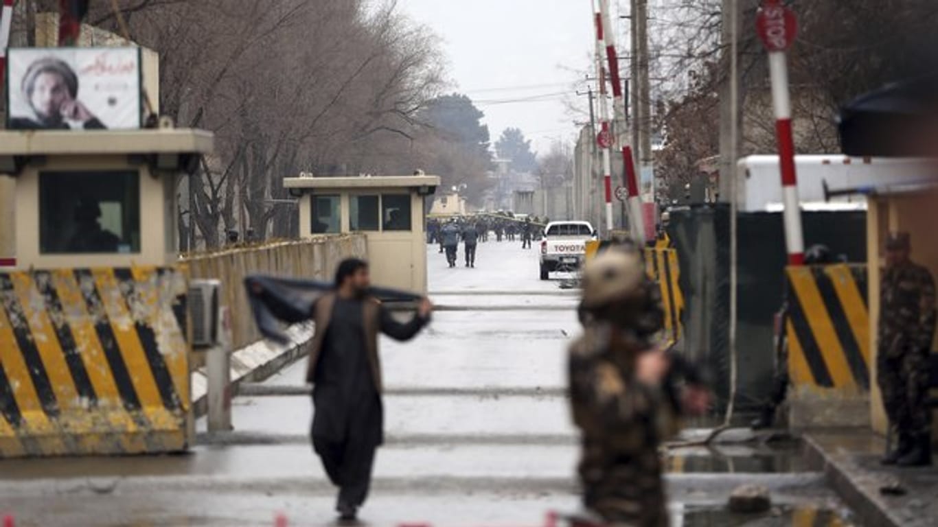 Sicherheitskräfte inspizieren den Ort des Anschlags in der Hauptstadt Kabul.