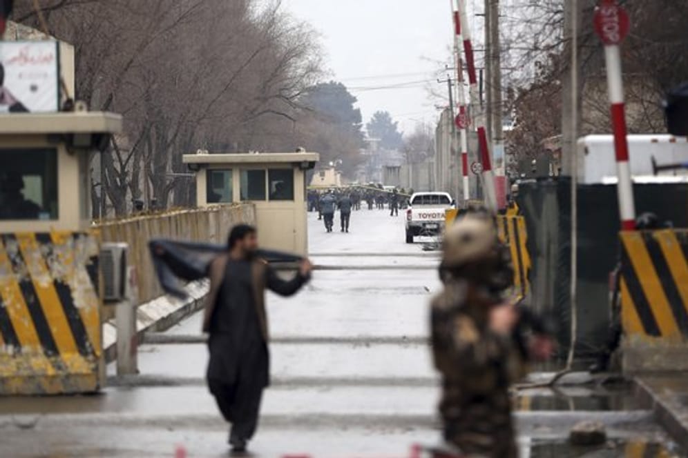 Sicherheitskräfte inspizieren den Ort des Anschlags in der Hauptstadt Kabul.