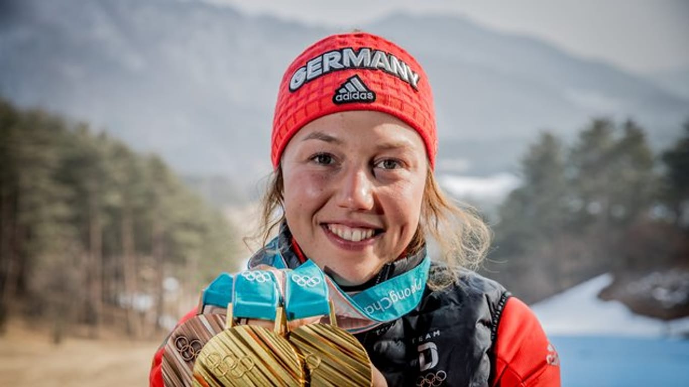 Biathletin Laura Dahlmeier bringt zwei Gold- und eine Bronze-Medaille mit nach Hause.